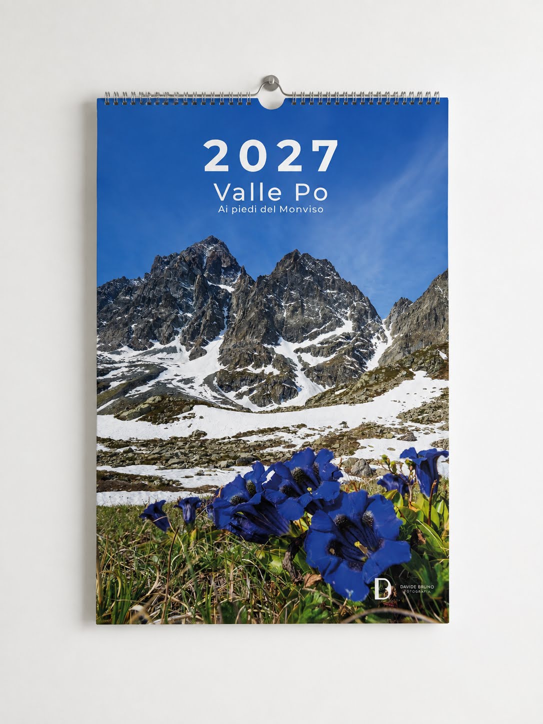 Copertina del Calendario Valle Po e Monviso 2027 con fotografia di montagna